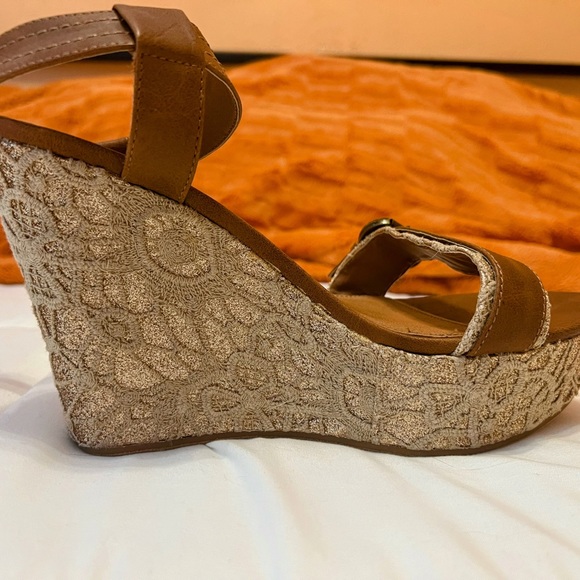 Not Rated Brown and Gold Wedge. Size 10 - Picture 3 of 8